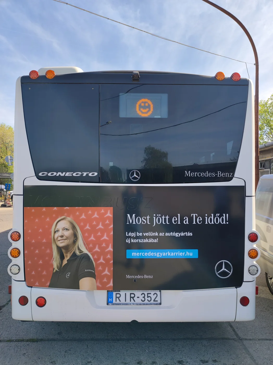 Mercedes-Benz kampány egy kecskeméti autóbusz hátfalán