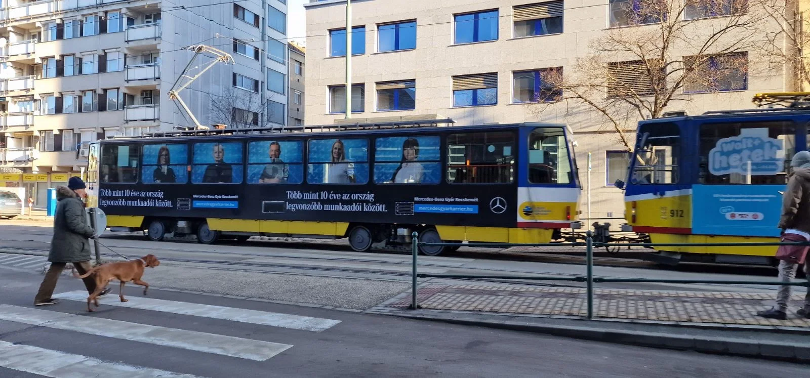 Oldalfali reklám egy szegedi Tátra villamoson